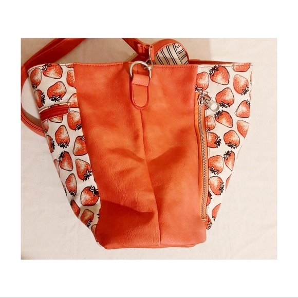 Strawberry purse. - Picture 7 of 8